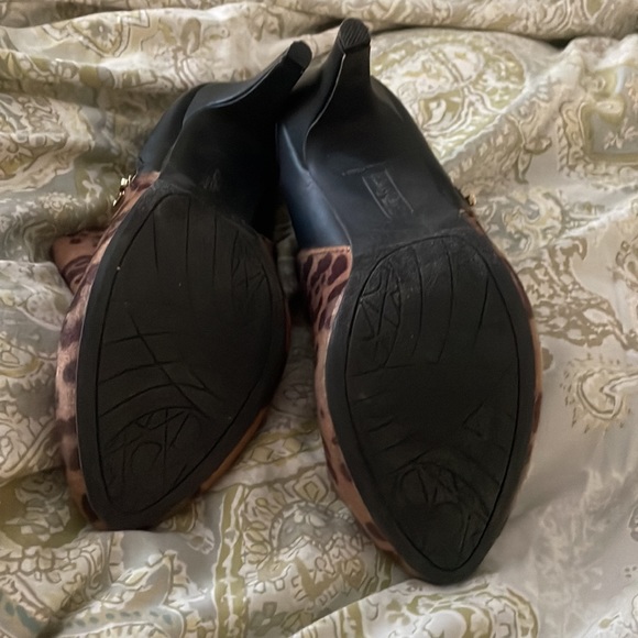 Size 9 calf hair leopard print Booty Heels by Dexflex Comfort - Picture 4 of 4